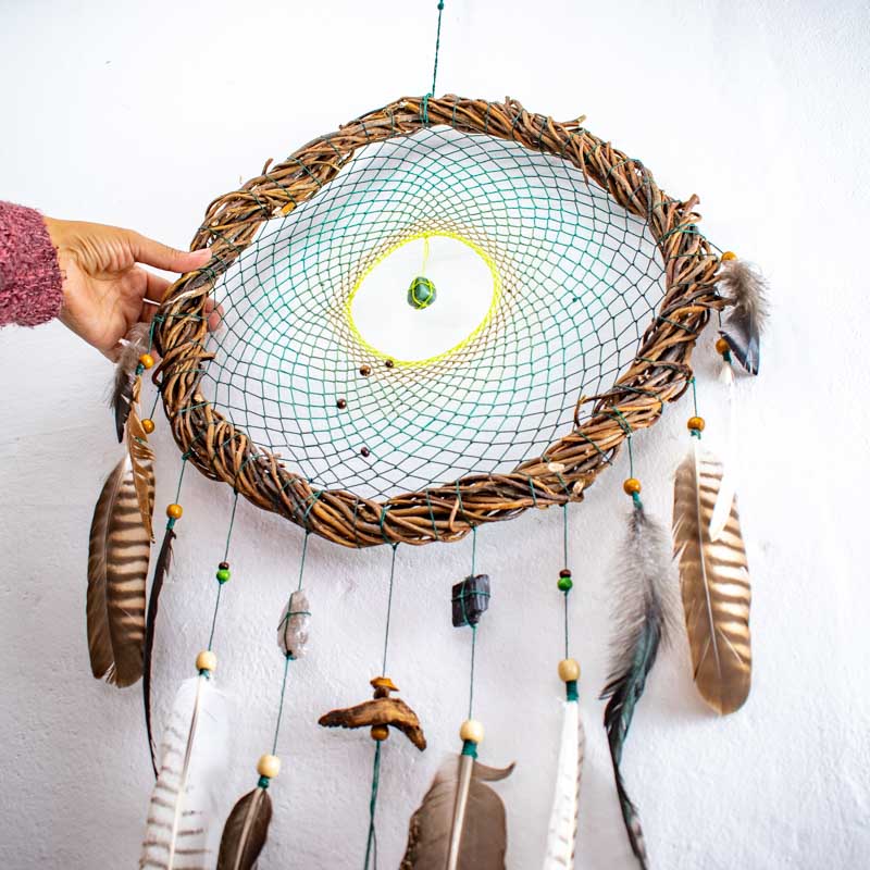 Atrapasueños de madera con piedras naturales para colgar en la pared, grande, fabricado con materiales naturales. Atrapasueños grande para decoración holística de espacios y dormitorios.