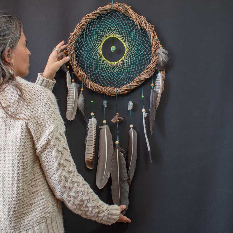 Atrapasueños de madera con piedras naturales para colgar en la pared, grande, fabricado con materiales naturales. Atrapasueños grande para decoración holística de espacios y dormitorios.