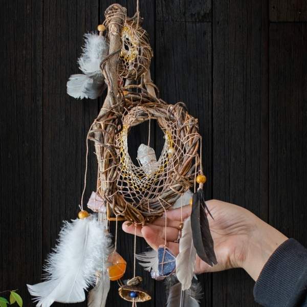 3D Chakra Dreamcatcher Duo – Light Earth Tones with 13 Healing Crystals, Boho Spiritual Mobile in 2 Sizes, Feathered Energy Decor Activo