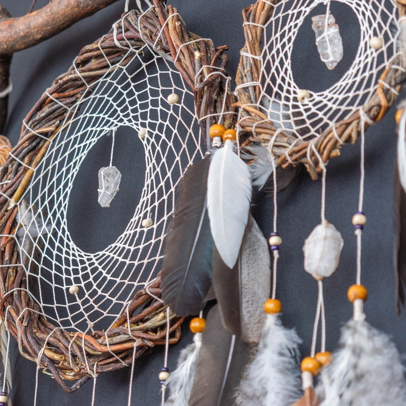 Décoration murale de style amérindien : trio d'attrape-rêves infusés d'harmonie sur une branche de saule avec 6 cristaux énergisants