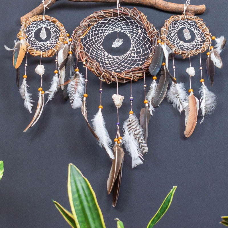 Décoration murale de style amérindien : trio d'attrape-rêves infusés d'harmonie sur une branche de saule avec 6 cristaux énergisants