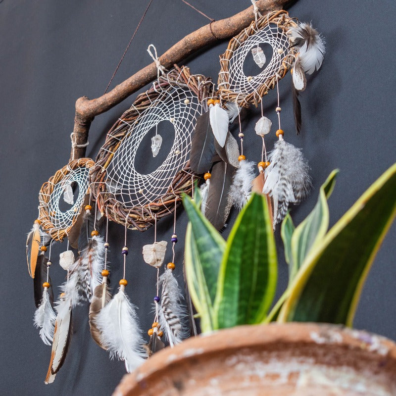 Décoration murale de style amérindien : trio d'attrape-rêves infusés d'harmonie sur une branche de saule avec 6 cristaux énergisants