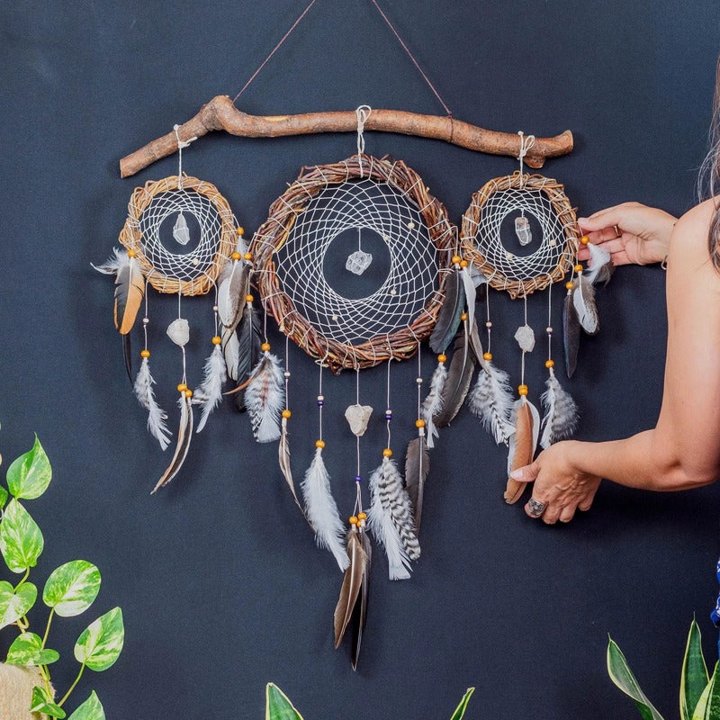 Décoration murale de style amérindien : trio d'attrape-rêves infusés d'harmonie sur une branche de saule avec 6 cristaux énergisants