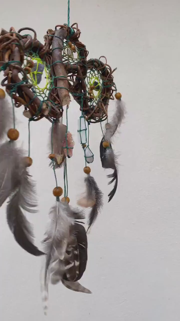 Atrapasueños con cristales para proteger el coche: hecho a mano, triple red, pequeño y único para cuna, coche y espacios pequeños, decoración bohemia para habitación infantil. Atrapasueños con cristales para proteger el coche: hecho a mano, triple red, pequeño y único para cuna, coche y espacios pequeños, decoración bohemia para habitación infantil.