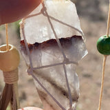 Atrapasueños de sauce adornado con cristales: un colgante de pared artesanal para la serenidad, el equilibrio energético y un sueño reparador.