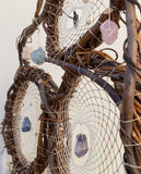 Atrapasueños de sauce adornado con cristales: un colgante de pared artesanal para la serenidad, el equilibrio energético y un sueño reparador.