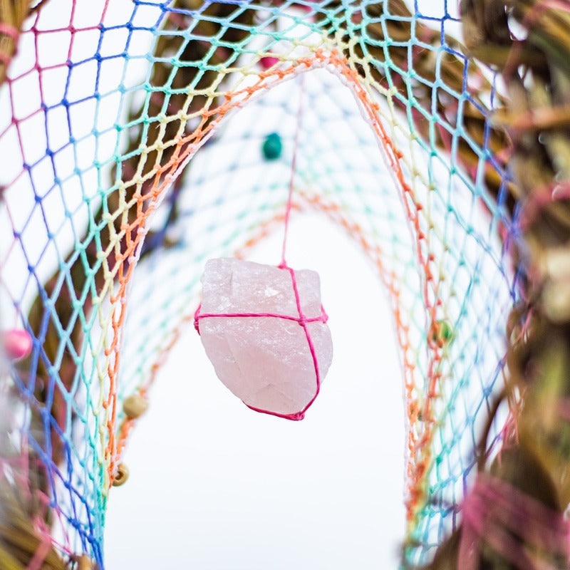 Cadeau pour la maison aux vibrations positives : attrape-rêves 3D fait à la main avec cristaux de guérison, décor pastel arc-en-ciel pour l'équilibrage des chakras, soulagement du stress