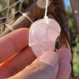 Atrapasueños de sauce adornado con cristales: un colgante de pared artesanal para la serenidad, el equilibrio energético y un sueño reparador.