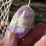 Atrapasueños de sauce adornado con cristales: un colgante de pared artesanal para la serenidad, el equilibrio energético y un sueño reparador.