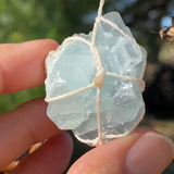 Atrapasueños de sauce adornado con cristales: un colgante de pared artesanal para la serenidad, el equilibrio energético y un sueño reparador.