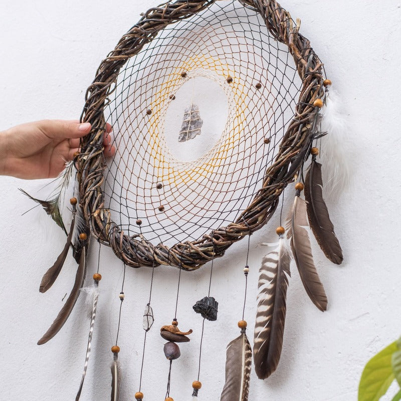 Atrapasueños de arte natural, regalo personalizado, piedras de estilo madre tierra y surtido de plumas mixtas.