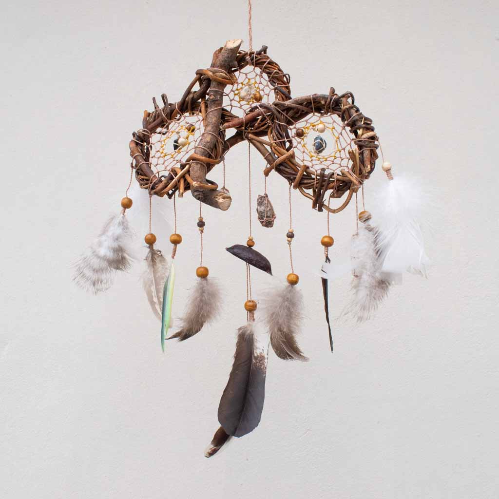 Traditional Dreamcatcher with Healing Crystals – Shaman Art, 7 Chakra Wall Hanging, Selenite Wreath for Protection & Positive Energy