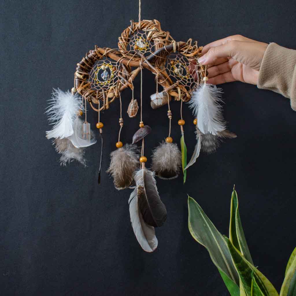 Traditional Dreamcatcher with Healing Crystals – Shaman Art, 7 Chakra Wall Hanging, Selenite Wreath for Protection & Positive Energy