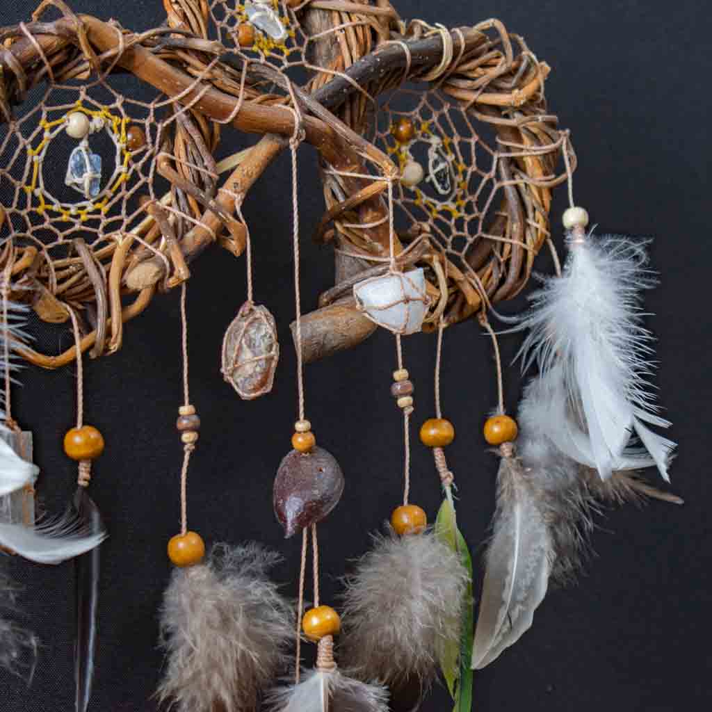 Traditional Dreamcatcher with Healing Crystals – Shaman Art, 7 Chakra Wall Hanging, Selenite Wreath for Protection & Positive Energy