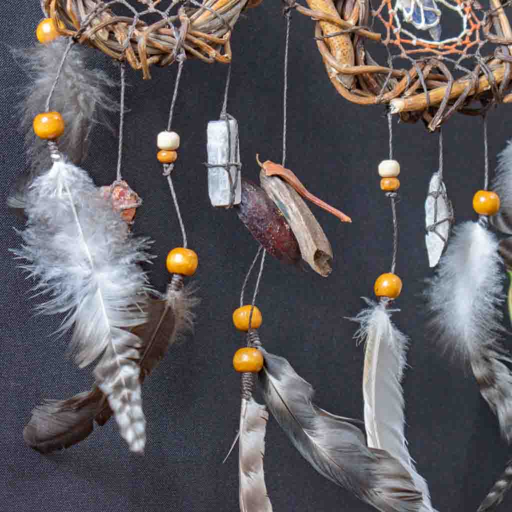 Traditional Dreamcatcher with Healing Crystals – Shaman Art, 7 Chakra Wall Hanging, Selenite Wreath for Protection & Positive Energy