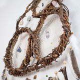 Atrapasueños de sauce adornado con cristales: un colgante de pared artesanal para la serenidad, el equilibrio energético y un sueño reparador.