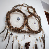 Atrapasueños de sauce adornado con cristales: un colgante de pared artesanal para la serenidad, el equilibrio energético y un sueño reparador.