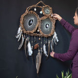 Atrapasueños de sauce adornado con cristales: un colgante de pared artesanal para la serenidad, el equilibrio energético y un sueño reparador.