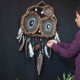 Atrapasueños de sauce adornado con cristales: un colgante de pared artesanal para la serenidad, el equilibrio energético y un sueño reparador.