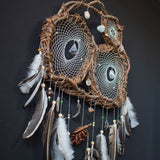 Atrapasueños de sauce adornado con cristales: un colgante de pared artesanal para la serenidad, el equilibrio energético y un sueño reparador.