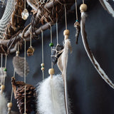 Atrapasueños de sauce adornado con cristales: un colgante de pared artesanal para la serenidad, el equilibrio energético y un sueño reparador.