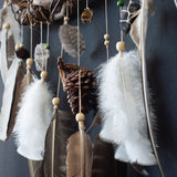 Atrapasueños de sauce adornado con cristales: un colgante de pared artesanal para la serenidad, el equilibrio energético y un sueño reparador.