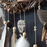 Atrapasueños de sauce adornado con cristales: un colgante de pared artesanal para la serenidad, el equilibrio energético y un sueño reparador.