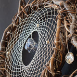 Atrapasueños de sauce adornado con cristales: un colgante de pared artesanal para la serenidad, el equilibrio energético y un sueño reparador.