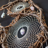 Atrapasueños de sauce adornado con cristales: un colgante de pared artesanal para la serenidad, el equilibrio energético y un sueño reparador.