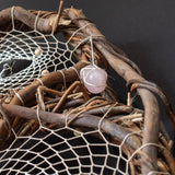 Atrapasueños de sauce adornado con cristales: un colgante de pared artesanal para la serenidad, el equilibrio energético y un sueño reparador.