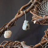 Atrapasueños de sauce adornado con cristales: un colgante de pared artesanal para la serenidad, el equilibrio energético y un sueño reparador.