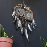 Atrapasueños de sauce adornado con cristales: un colgante de pared artesanal para la serenidad, el equilibrio energético y un sueño reparador.