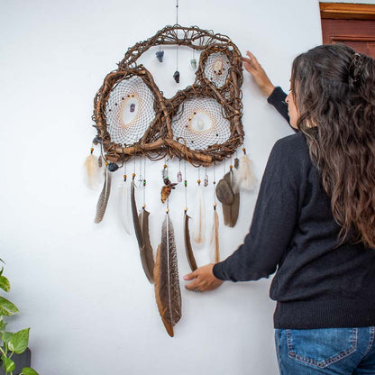 Real Dreamcatcher Medicine – Shamanic Wall Collage with 12 Healing Crystals, Willow Wood Structure, Authentic Ceremony Decor