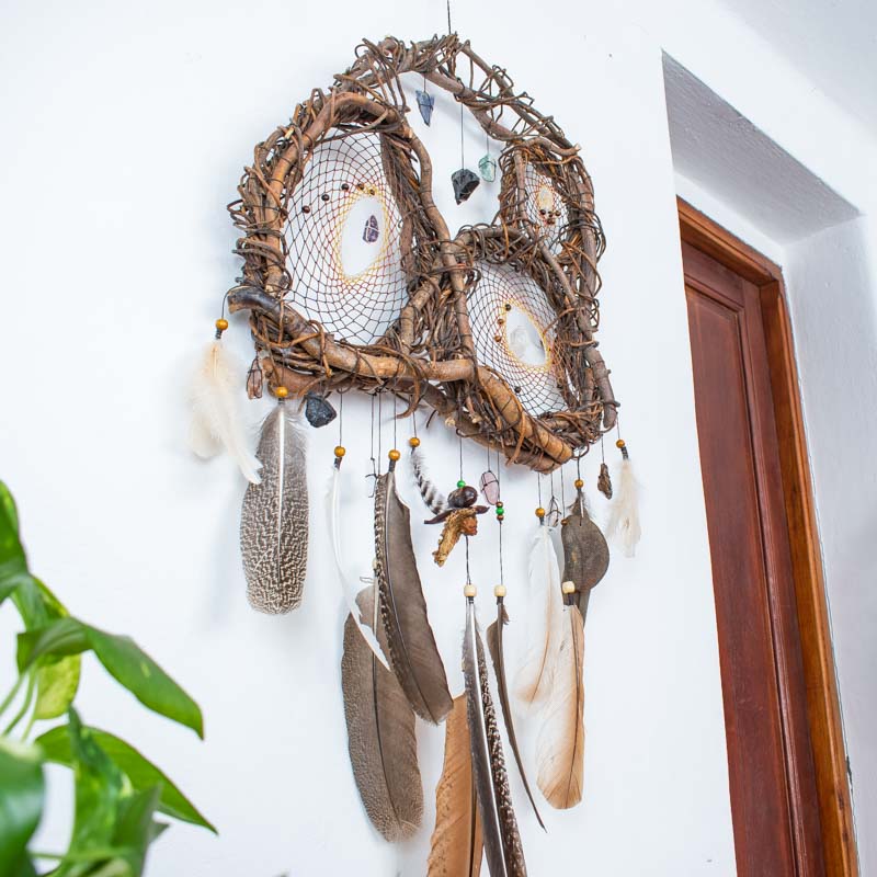 Real Dreamcatcher Medicine – Shamanic Wall Collage with 12 Healing Crystals, Willow Wood Structure, Authentic Ceremony Decor