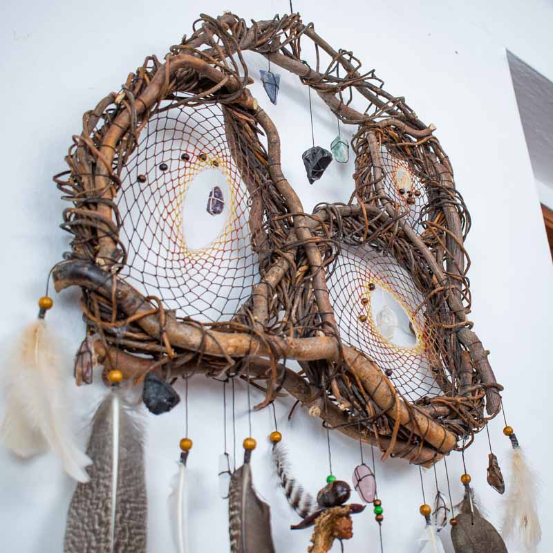 Real Dreamcatcher Medicine – Shamanic Wall Collage with 12 Healing Crystals, Willow Wood Structure, Authentic Ceremony Decor