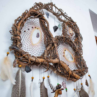 Real Dreamcatcher Medicine – Shamanic Wall Collage with 12 Healing Crystals, Willow Wood Structure, Authentic Ceremony Decor