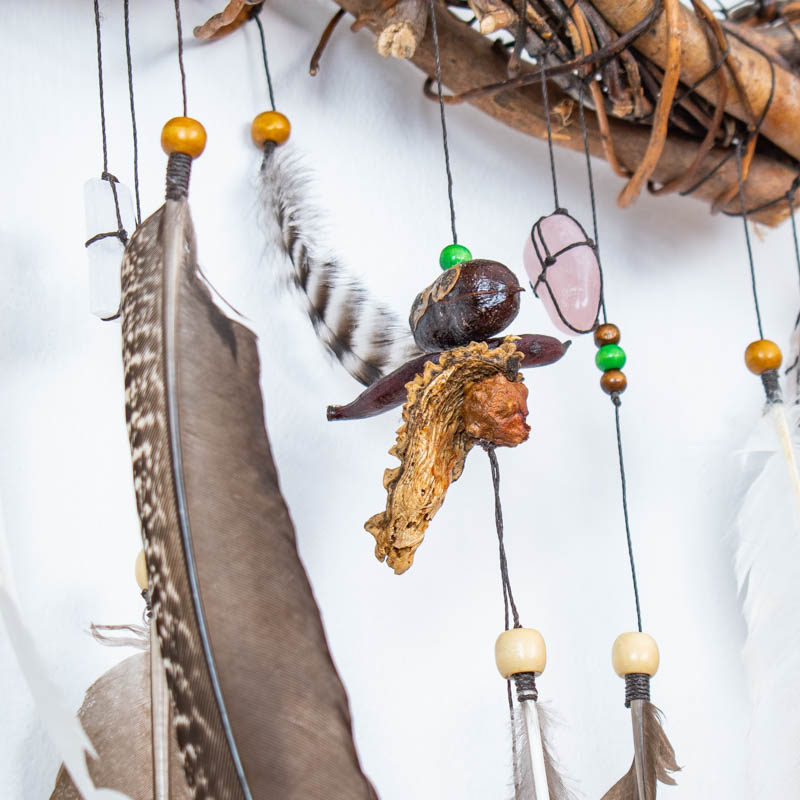 Real Dreamcatcher Medicine – Shamanic Wall Collage with 12 Healing Crystals, Willow Wood Structure, Authentic Ceremony Decor