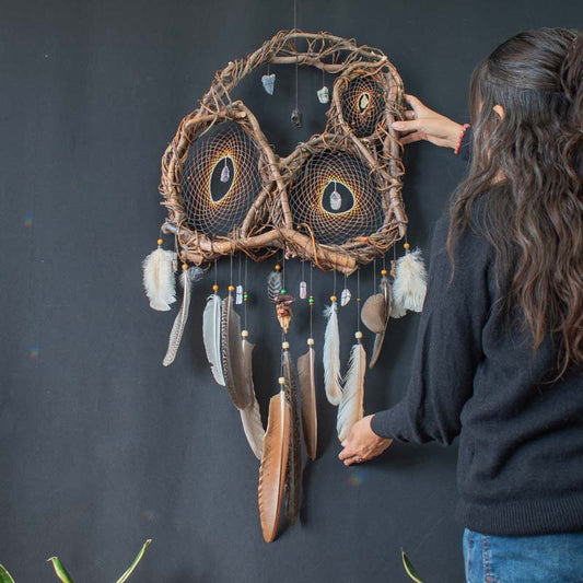 Real Dreamcatcher Medicine – Shamanic Wall Collage with 12 Healing Crystals, Willow Wood Structure, Authentic Ceremony Decor