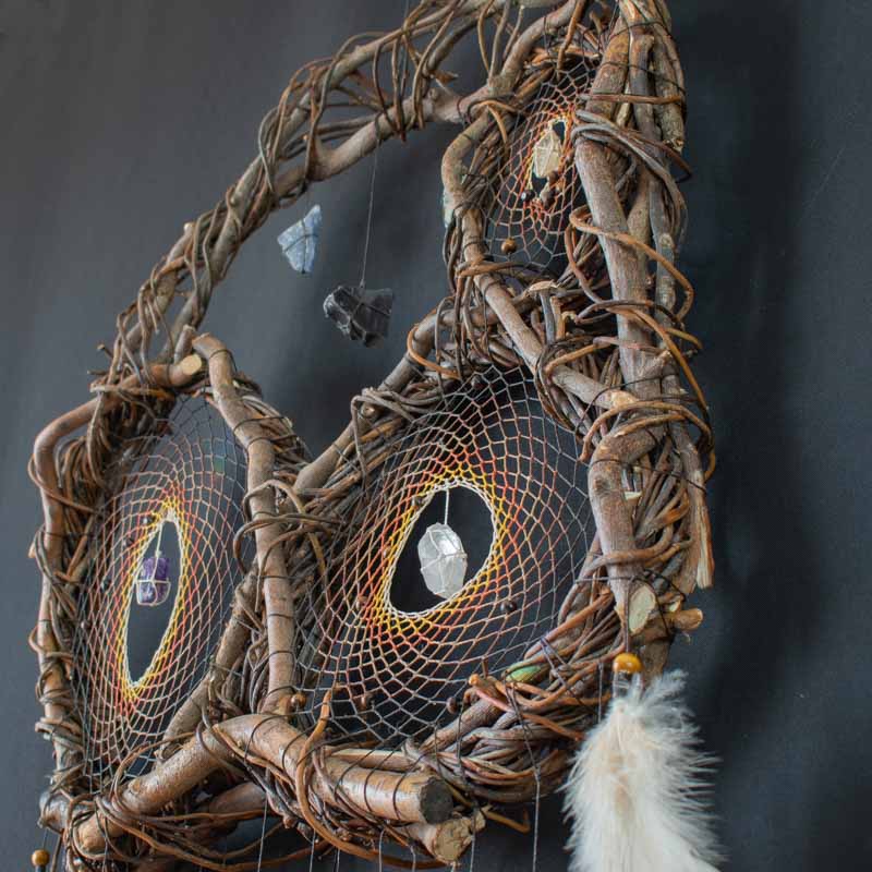 Real Dreamcatcher Medicine – Shamanic Wall Collage with 12 Healing Crystals, Willow Wood Structure, Authentic Ceremony Decor