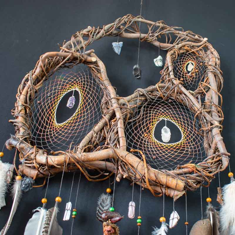 Real Dreamcatcher Medicine – Shamanic Wall Collage with 12 Healing Crystals, Willow Wood Structure, Authentic Ceremony Decor