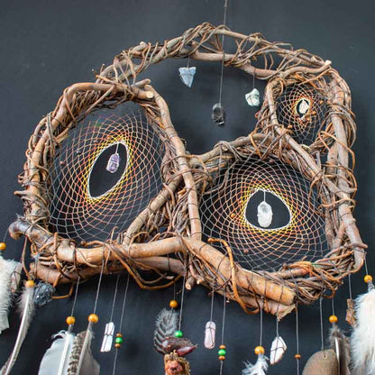 Real Dreamcatcher Medicine – Shamanic Wall Collage with 12 Healing Crystals, Willow Wood Structure, Authentic Ceremony Decor