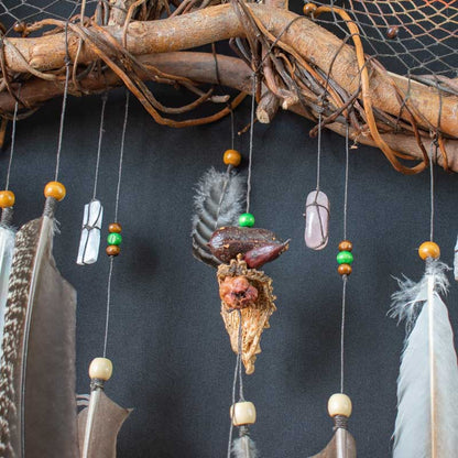 Real Dreamcatcher Medicine – Shamanic Wall Collage with 12 Healing Crystals, Willow Wood Structure, Authentic Ceremony Decor