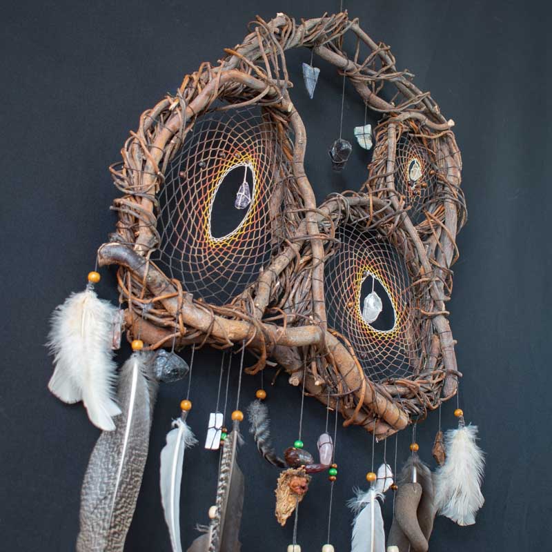 Real Dreamcatcher Medicine – Shamanic Wall Collage with 12 Healing Crystals, Willow Wood Structure, Authentic Ceremony Decor