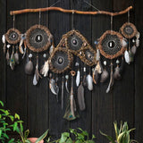 Attrape-rêves d'inspiration autochtone – Osier fait à la main pour la protection spirituelle – 19 cristaux de guérison et plumes de paon – Style bohème