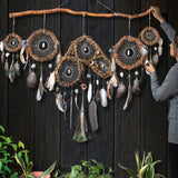 Attrape-rêves d'inspiration autochtone – Osier fait à la main pour la protection spirituelle – 19 cristaux de guérison et plumes de paon – Style bohème