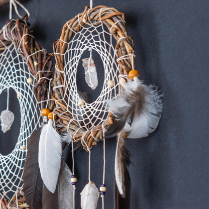 Décoration murale de style amérindien : trio d'attrape-rêves infusés d'harmonie sur une branche de saule avec 6 cristaux énergisants