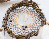 Décoration murale de style amérindien : trio d'attrape-rêves infusés d'harmonie sur une branche de saule avec 6 cristaux énergisants