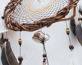 Décoration murale de style amérindien : trio d'attrape-rêves infusés d'harmonie sur une branche de saule avec 6 cristaux énergisants