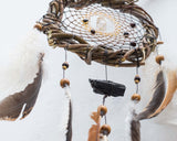 Décoration murale de style amérindien : trio d'attrape-rêves infusés d'harmonie sur une branche de saule avec 6 cristaux énergisants