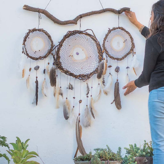 Décoration murale de style amérindien : trio d'attrape-rêves infusés d'harmonie sur une branche de saule avec 6 cristaux énergisants